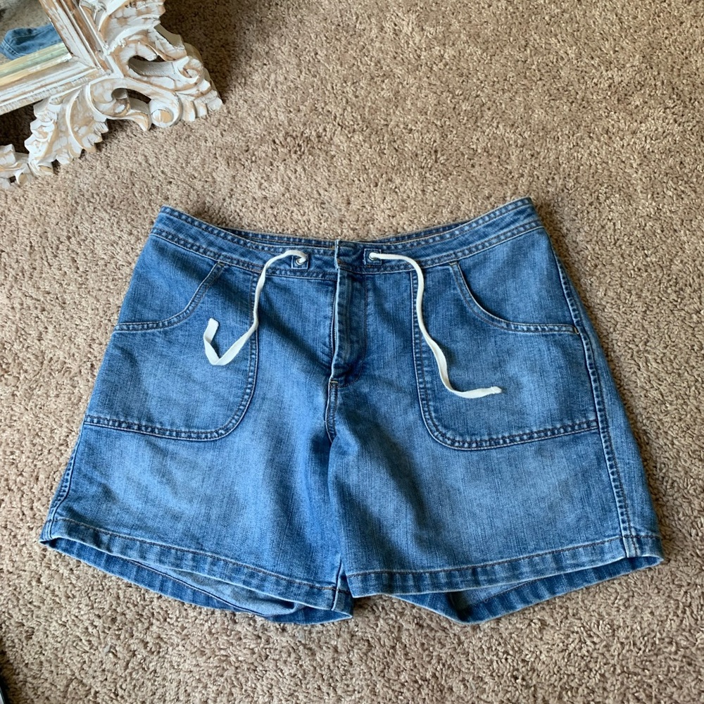 Of navy Jean shorts
